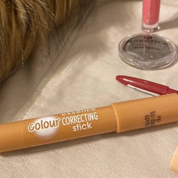 Bundle of 10 essence items(eyeshadow,lipgloss,lip liner,concealer,black mascara) - Picture 7 of 14